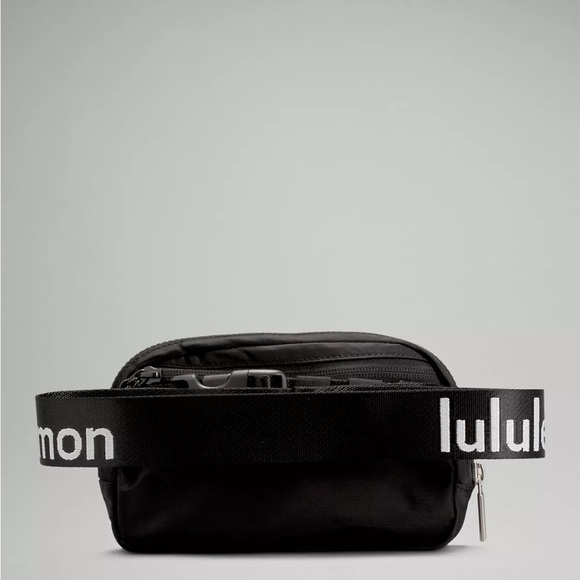 *NEW* Lululemon Everywhere Belt Bag - Black - Picture 3 of 8